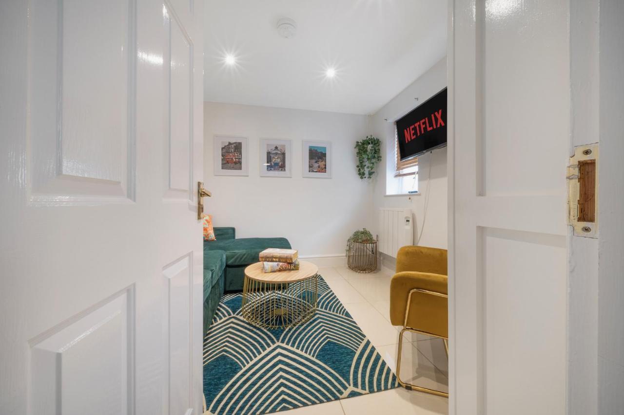 1 Bed House, Free Parking, 15 Minutes From Cheltenham Races Gloucester Dış mekan fotoğraf