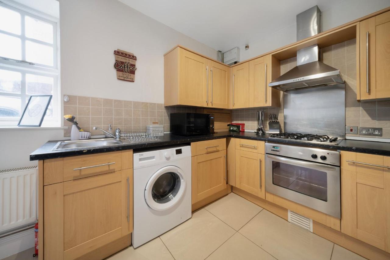 1 Bed House, Free Parking, 15 Minutes From Cheltenham Races Gloucester Dış mekan fotoğraf