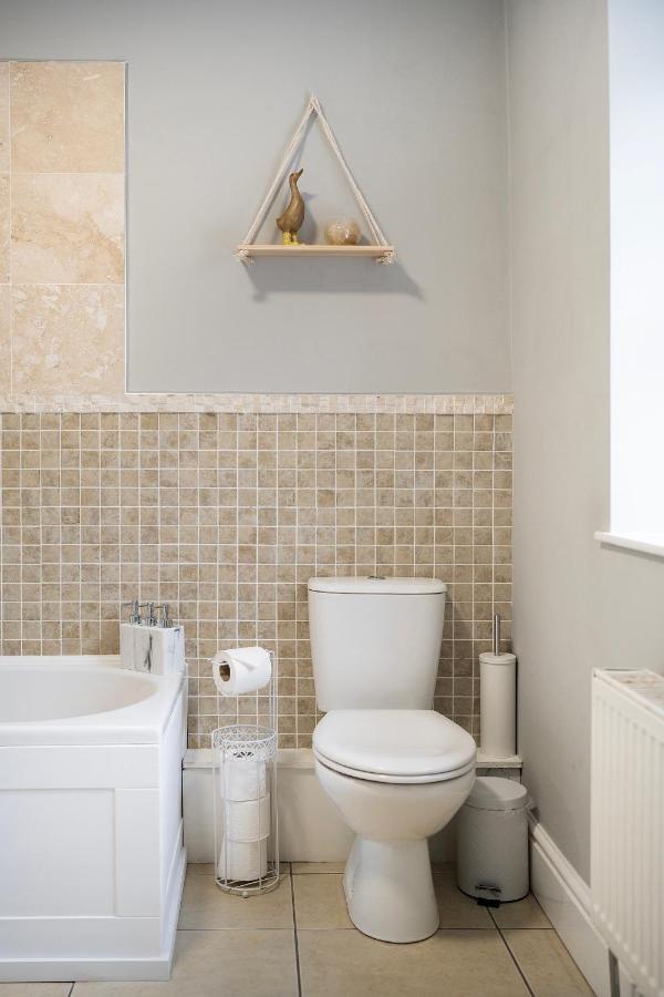 1 Bed House, Free Parking, 15 Minutes From Cheltenham Races Gloucester Dış mekan fotoğraf