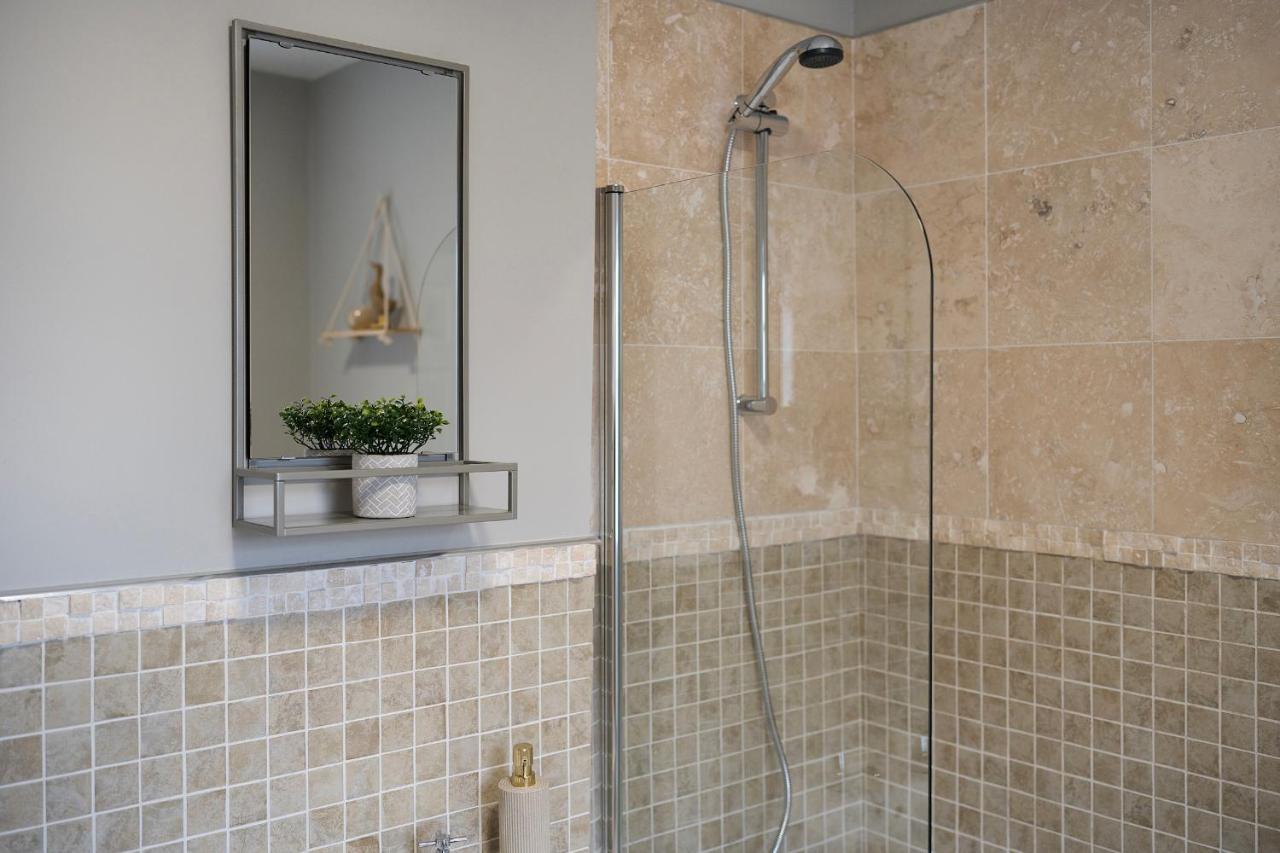 1 Bed House, Free Parking, 15 Minutes From Cheltenham Races Gloucester Dış mekan fotoğraf